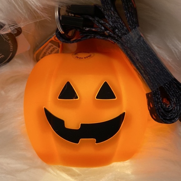 🔴RARE🔴 Wearable LightUp Jack O Lantern Pumpkin 🎃 On Necklace Sanitizer Holder - Picture 5 of 7